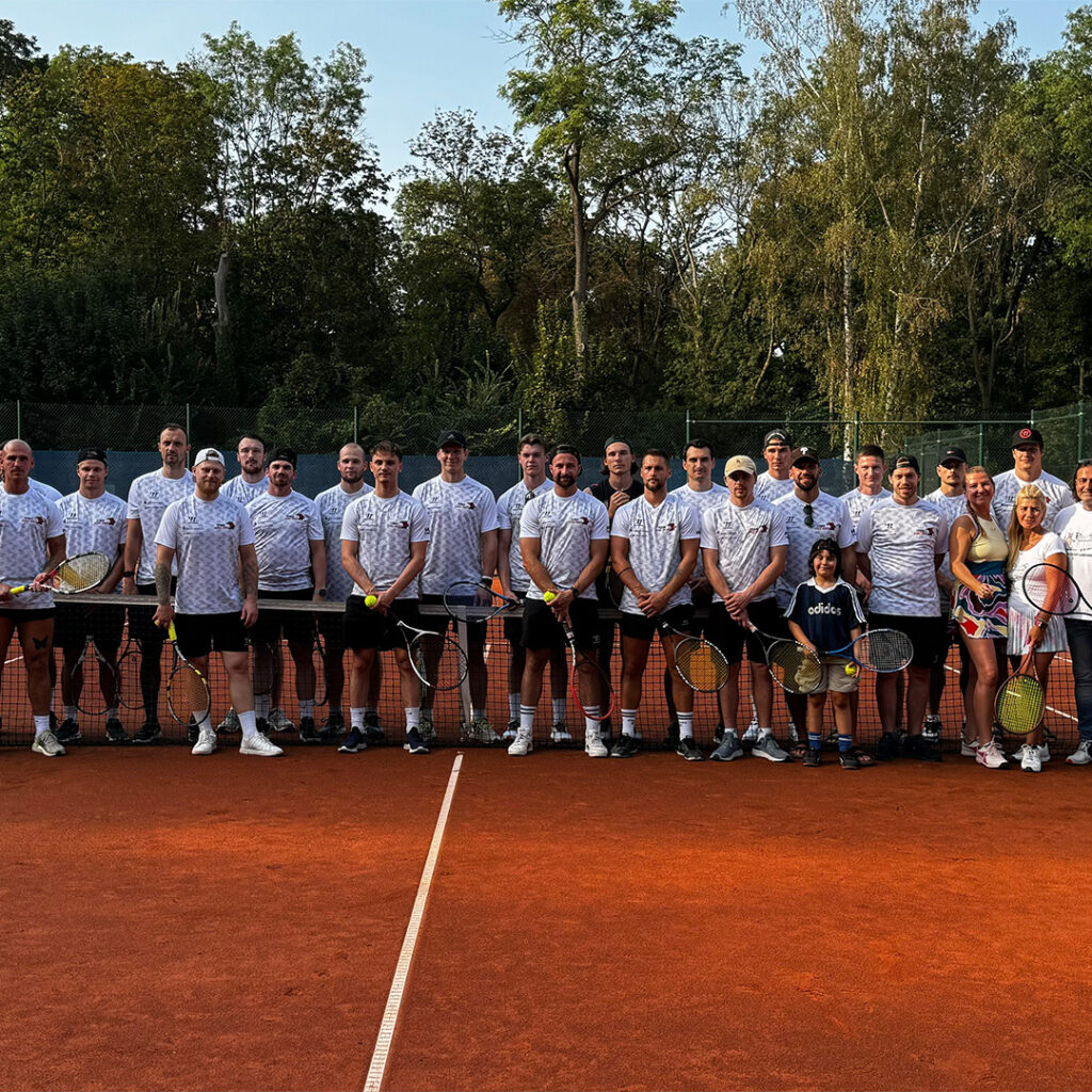 Saale Bulls Jagen Filzkugel Nach Tennis Session Beim Htc Pei Nitz E V